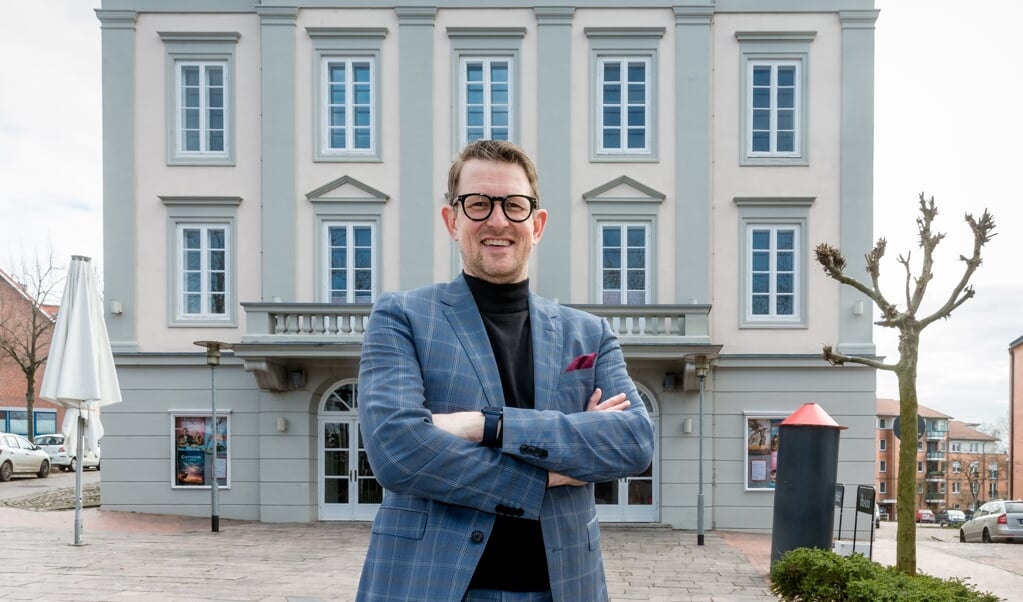 Martin Turowski, Betreiber des Ratzeburger Kinos Burgtheater, steht vor dem 1950 erbauten Haus. (Markus Scholz, dpa)