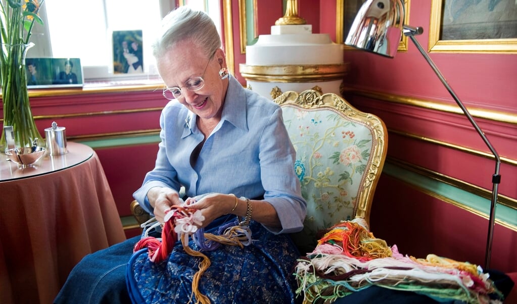 Dronningen viser 100 broderier på den udstilling, som åbner samtidig med, at der er officiel indvielse af Koldinghus som afdeling af Kongernes Samling. (Leif Tuxen, JydskeVestkysten)