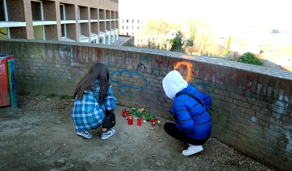 To unge piger stiller lys og blomster på udsigtsplatformen ved Duborg-Skolen. ( Karsten Sörensen)