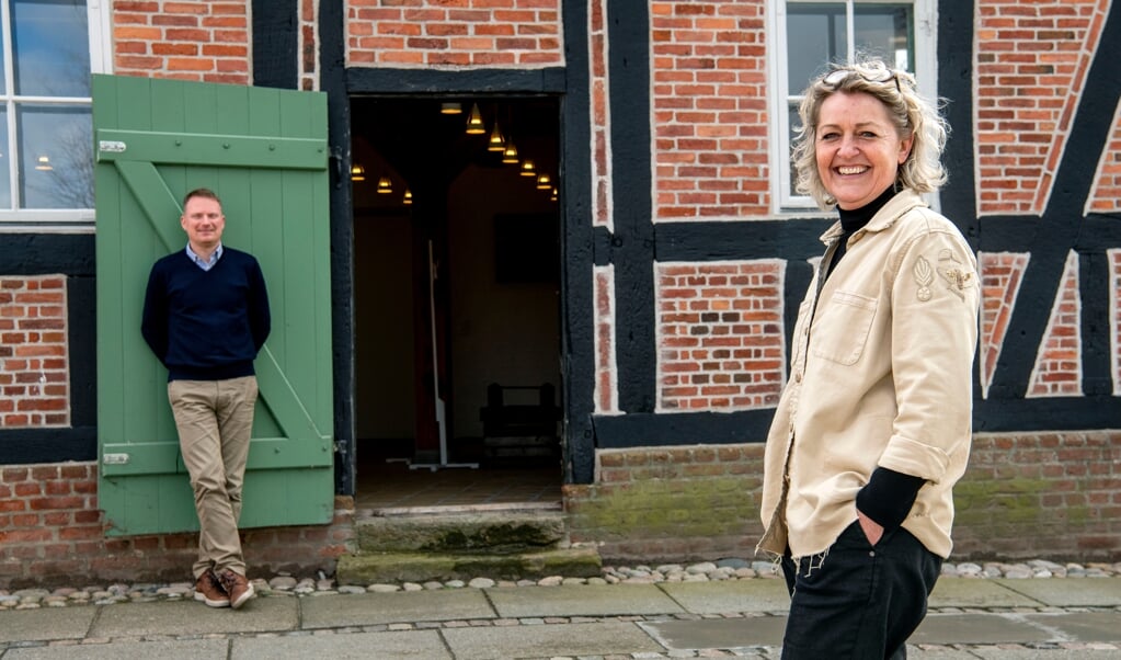 Store smil foran Fødevarehuset. Jesper Monsrud er daglig leder af det kommende Fødevarehuset - Vores Marsk, mens Pia Thomsen er aktivitetsansvarlig. Fødevarehuset holder til i det gamle pakhus på Allégade 15 i Tønder og har planlagt åbning den 4. juni. ( Ulrik Pedersen, JydskeVestkysten)