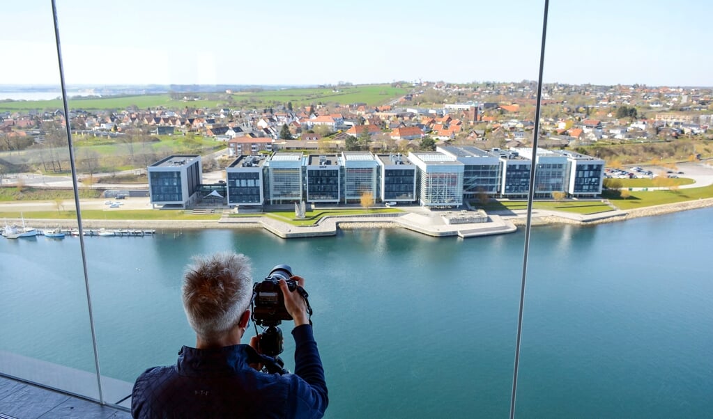 Fra Alsik Hotel har man en formidabel udsigt over Alssund. Her et vue mod Alsion, der huser en koncertsal og Syddansk Universitet. ( Hans Christian Davidsen)
