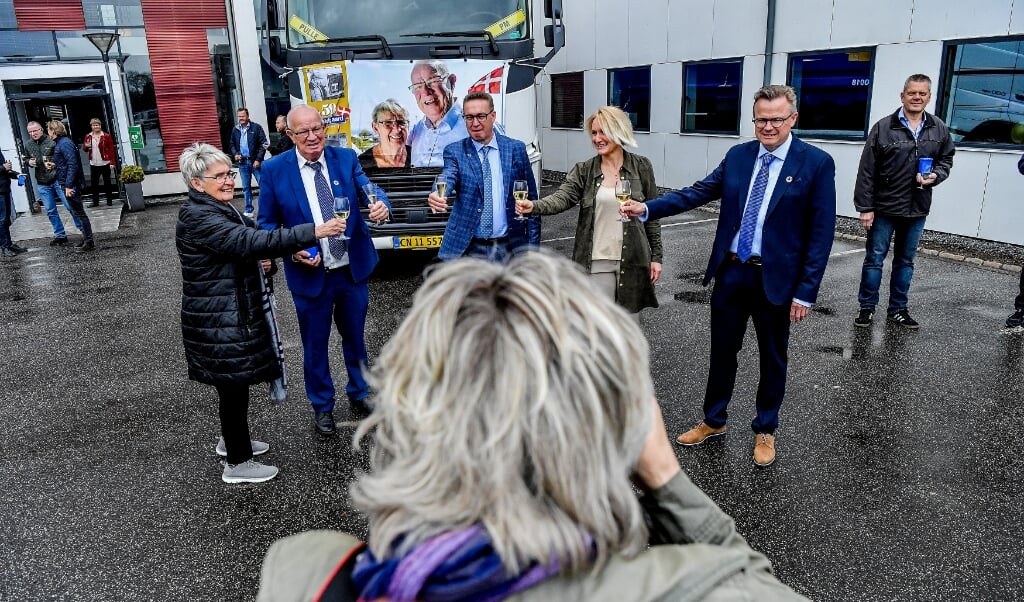 Margit og Peder Meldgaard kunne i maj i fjor skåle med deres tre børn, Lasse, Line og Henrik, for 50 gode år. Nu kan de glæde sig over, at virksomheden i jubilæumsåret tjente penge som aldrig tidligere. Arkivfoto: ( Timo Battefeld, JydskeVestkysten)