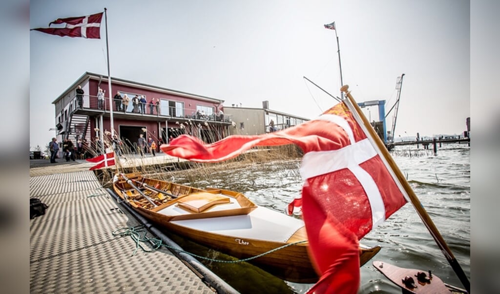 Slesvig Roklub bruger danske flag, når de fejrer startskuddet på den nye sæson. Der tales udelukkende dansk blandt de unge og der gives danskundervisning til medlemmer, der ikke kan tale dansk. (Sebastian Iwersen)