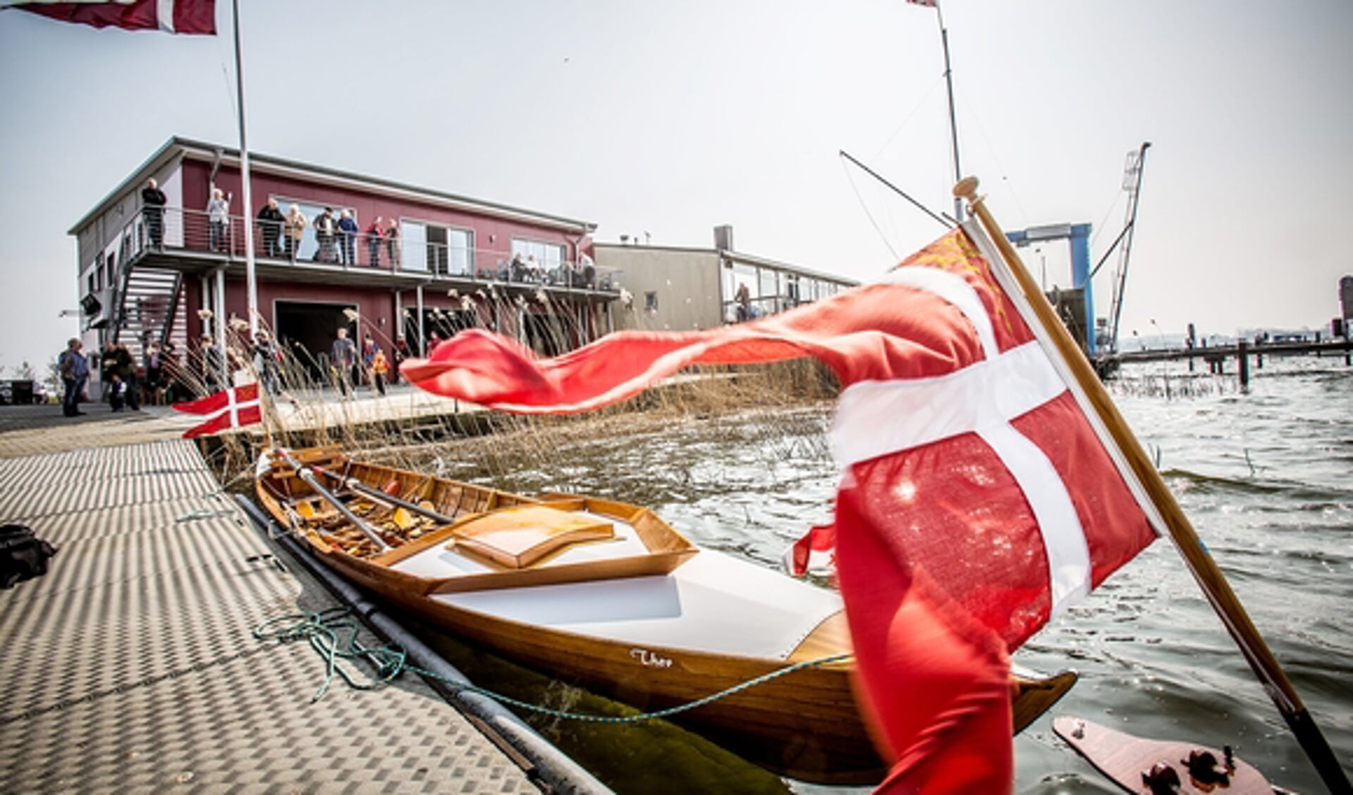Slesvig Roklub bruger danske flag, når de fejrer startskuddet på den nye sæson. Der tales udelukkende dansk blandt de unge og der gives danskundervisning til medlemmer, der ikke kan tale dansk. Foto: 