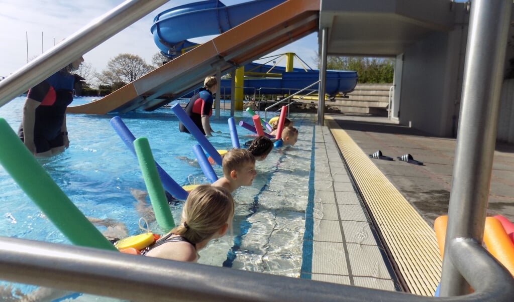 Schwimm-Kurse für Kinder gehören auch in Pandemie-Zeiten zu den wichtigsten Angeboten in den Freibädern der Region. Archivfoto: (Tarp Børnehave)