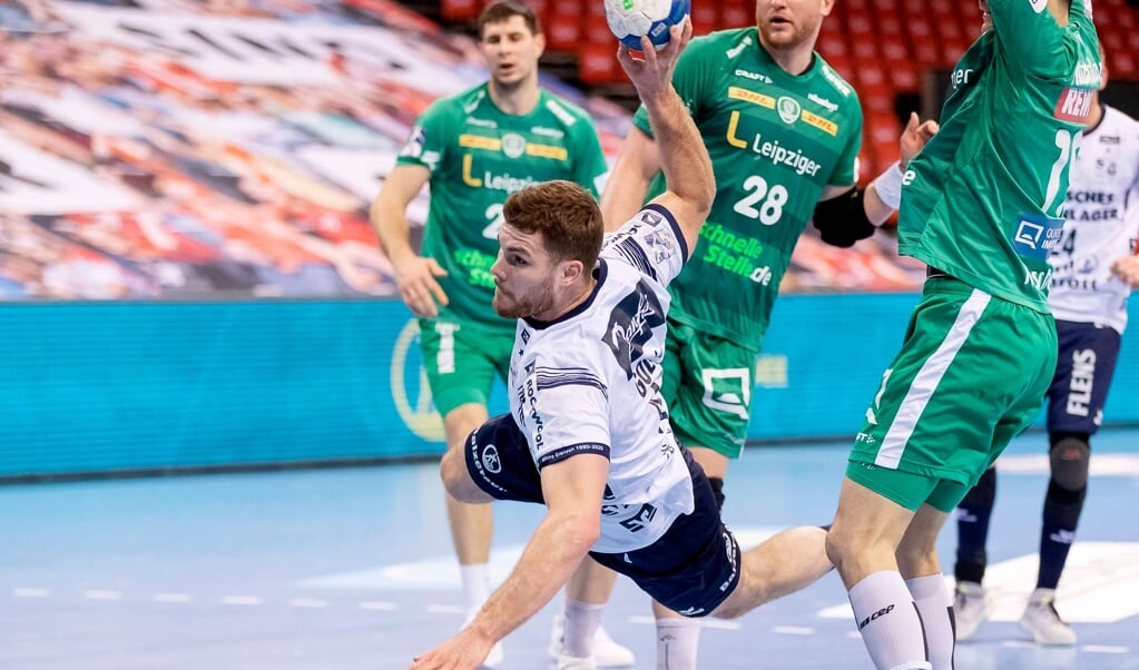 Trotz Problemen am Fuß spricht gegen TuSEM Essen nichts gegen Flugeinlagen von SG-Kreisläufer Johannes Golla. ( Lars Salomonsen)