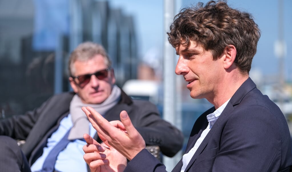 Bo Teichmann nimmt mit seinem Hotel »Pierspeicher« in Kappeln an dem Modellprojekt Schleiregion teil. Minister Bernd Buchholz (im Hintergrund) erkundigte sich vor Ort über die Lage der Branche. (Sebastian Iwersen)