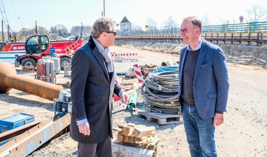 Verkehrsminister Bernd Buchholz (l.) kam beim Lokaltermin an der Brücke in Lindaunis mit Amtsvorsteher Thomas Detlefsen zusammen. (Sebastian Iwersen)