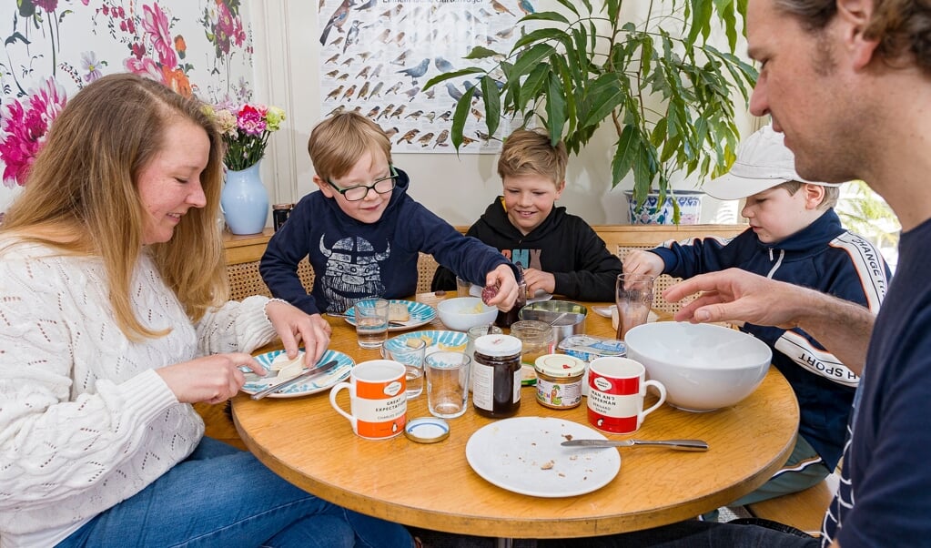 Familien Meyer zu Schwabedissen nyder weekendernes morgenmad. En del af ritualet er, at storebor Fiete henter rundstykker til alle. ( Lars Salomonsen)