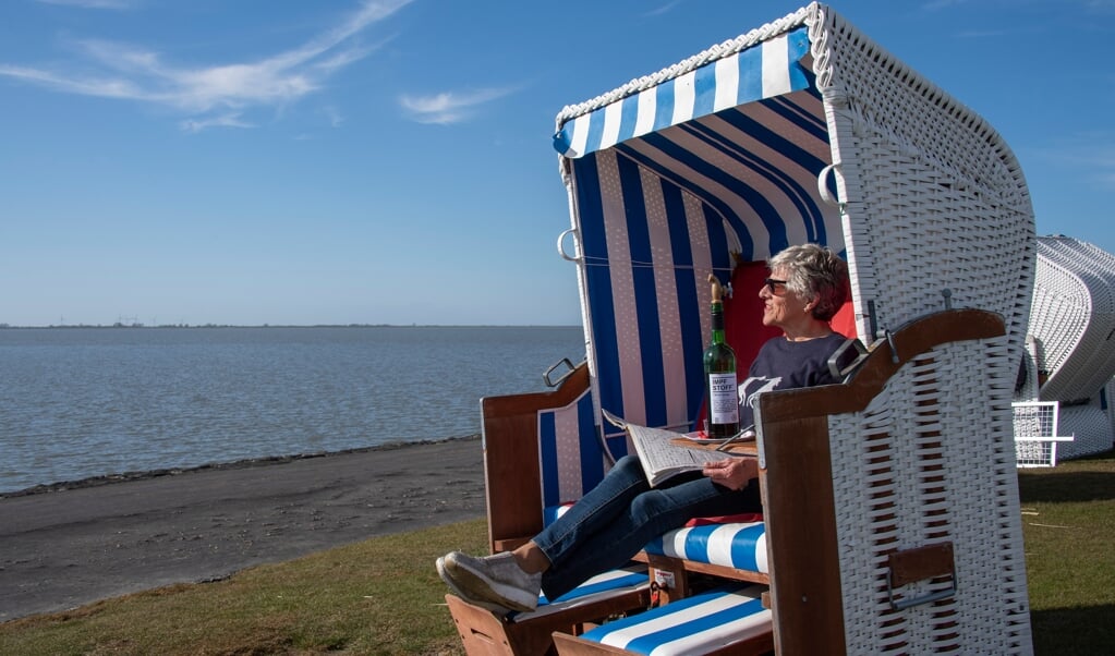 Mange var søgt mod vandet ved Dockkoog for at nyde påskelørdags fine vejr. Luise Clausen nyder sin strandkurv, inden hun hopper i vandet. (Tim Riediger)