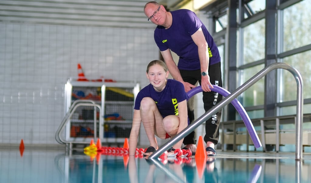 Claas Thieme und Saskia Genske freuen sich darüber, dass es mit der Schwimm-Ausbildung in der Schwimmhalle Jarplund endlich wieder losgeht. (Sven Geißler)