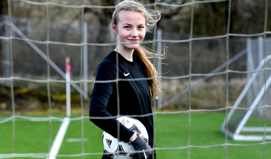 Frigga Bjørg Nolsøe krydser grænsen for at spille fodbold på elite-niveau. Drømmen er at spille for de store klubber og måske endda spille med i Bundesligaen. (André Thorup, JydskeVestkysten)