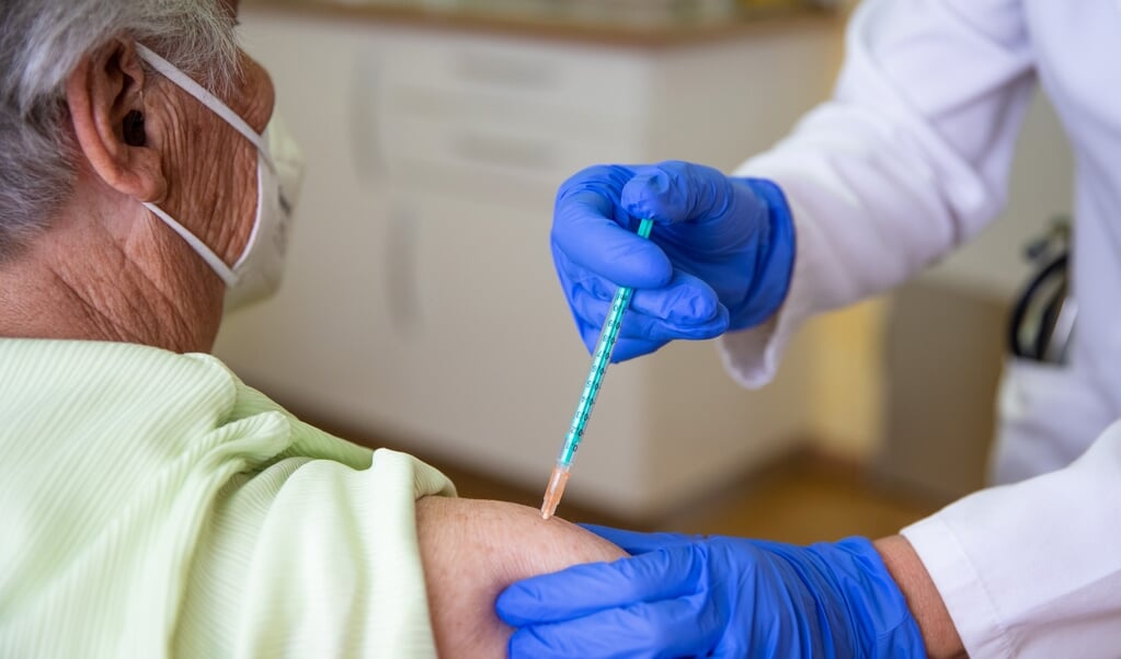 Seit Dienstag haben nun auch die Hausärzte in Deutschland in ihren Praxen die Möglichkeit, Patienten gegen das Corona-Virus zu impfen. Die Impfungen in Arztpraxen werden aufgrund geringer Impfdosen eher schleppend anlaufen. (dpa)