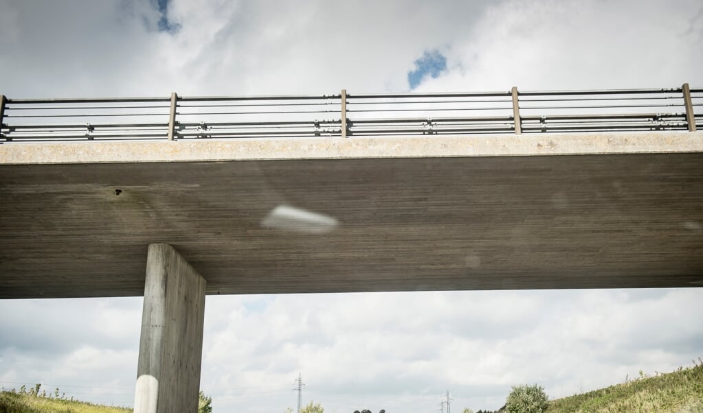 Der sker meget på erhvervsarealerne ved Padborg. Pladsen er sluppet op på den østlige side af Sønderjyske Motorvej, og man er i gang med at fylde den vestlige side. Det kræver en ny bro for at binde områderne sammen, mener borgmester Thomas Andresen (V), der appellerer til folketingspolitikere. Arkivfoto: (Mads Claus Rasmussen, /Ritzau Scanpix)