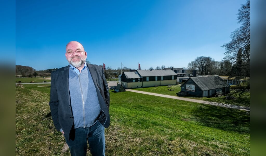 Lars Erik Bethge leitet das Danevirke-Museum, das durch einen Neubau ersetzt werden soll. Dafür werden nicht nur das alte Museum, sondern auch der vom SSF erworbene Rothenkrug abgerissen. Somit verschwindet das Gebäude-Ensemble (im Hintergrund) im Frühjahr 2022. (Sebastian Iwersen)
