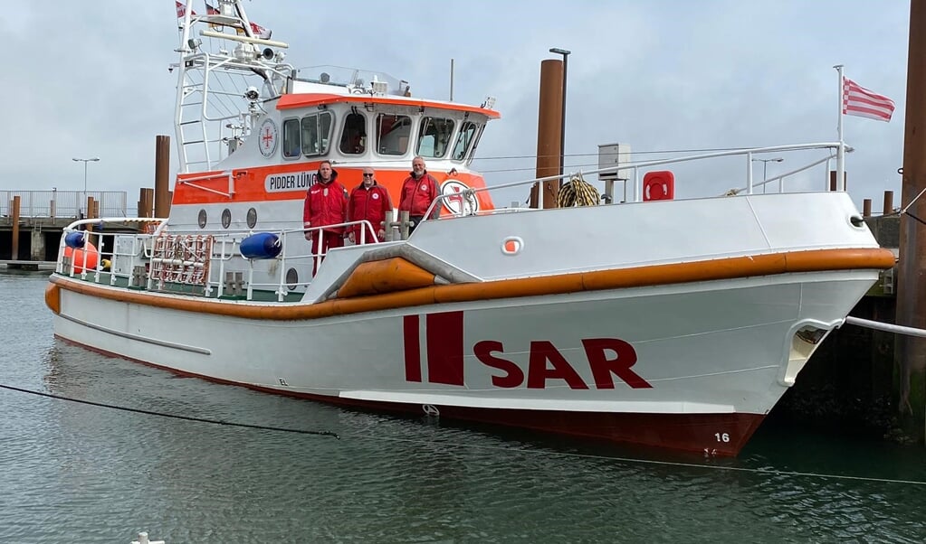 Seenotretter Christopher Kölln (l-r), Holger Speck und Gerhard Reinfeld freuen sich am Ostersonntag an Bord des Seenotrettungskreuzers «Pidder Lüng», dass die junge Mutter und ihr Baby nach der Geburt auf dem Schiff wohlauf sind. ( DGzRS/dpa)