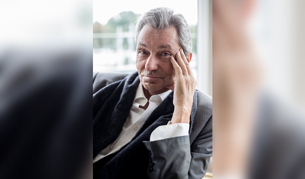 Rüdiger Wolff har komponeret sine seneste sange på Wilhelm Busch-cd'en med blot én hånd på klaveret. (Christian Charisius, dpa)