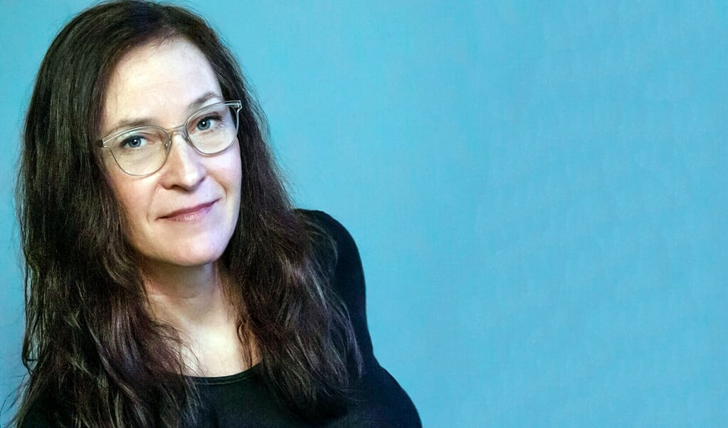 Christine Bojsen Træden tager læseren med ind i hovederne på 11 kvinder, der står i kø i en forretning på Strøget i København. De 11 kvinder er vidne til den samme begivenhed, men deres opfattelser er vidt forskellige. ( Forlaget Brændpunkt)