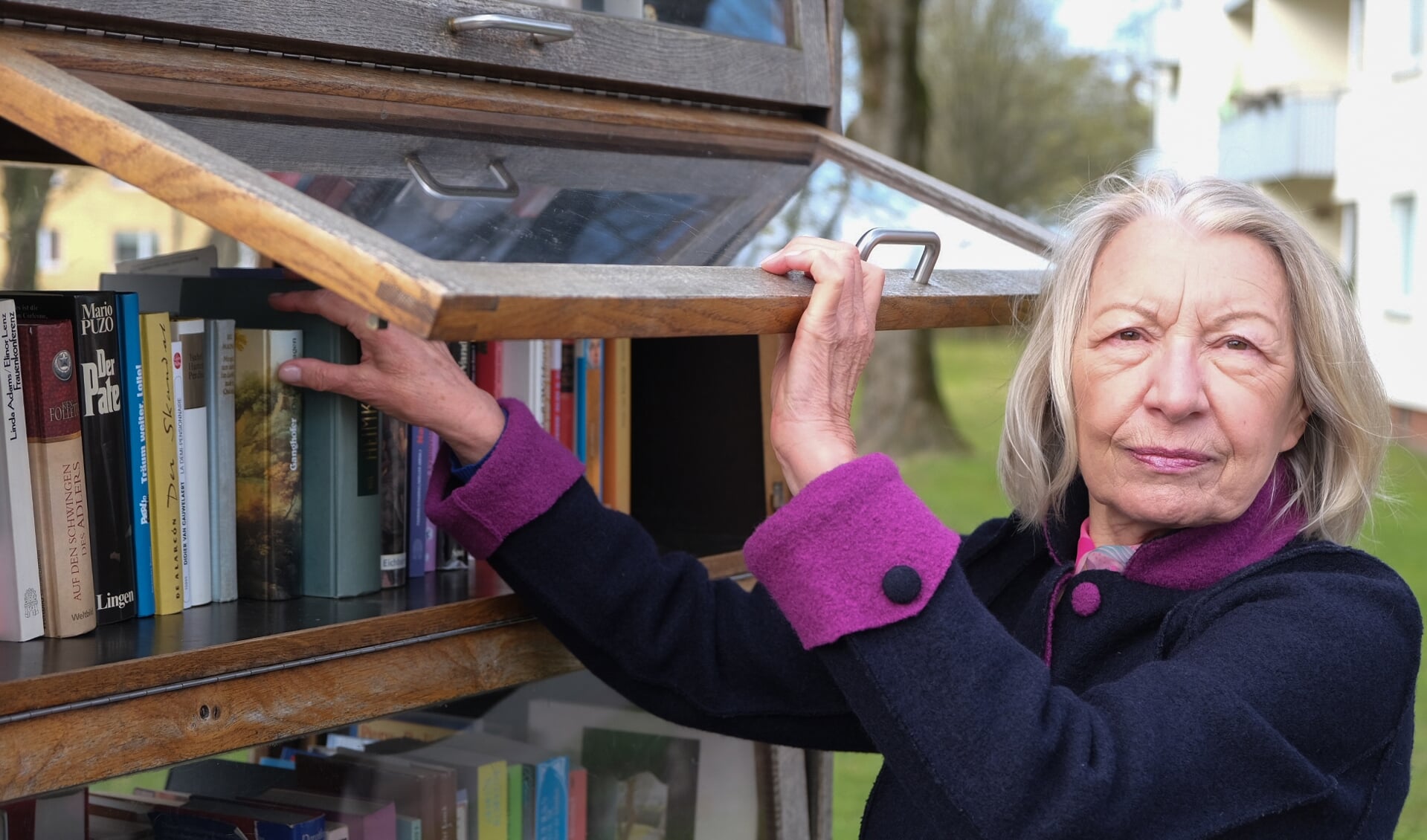 Barbara Pütter vom Lions Club Flensburg-Alexandra sorgt dafür, dass der Bücherschrank in Mürwik immer gut sortiert ist.