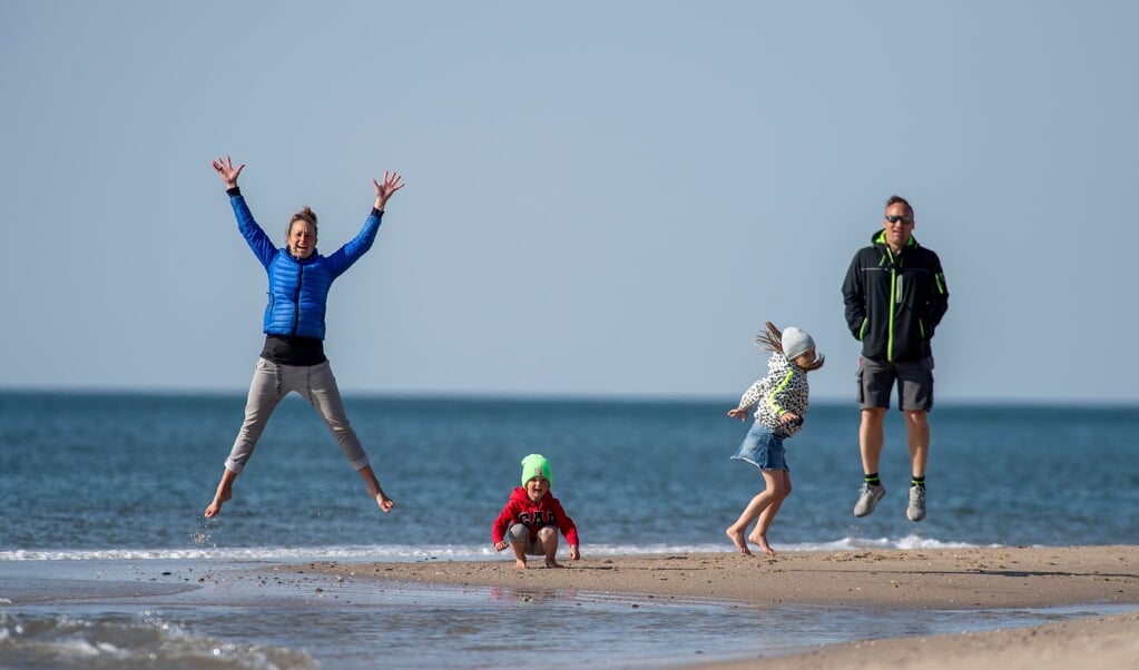 De spræller, de løber, de dyrker triathlon og nyder livet på Sild. Katharina og Kai Thielebein med deres børn Tilda på syv og Mikkel på fire år. ( Tim Riediger)