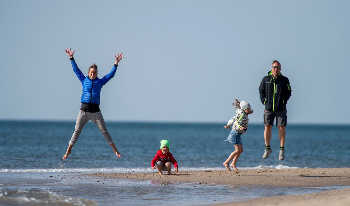 De spræller, de løber, de dyrker triathlon og nyder livet på Sild. Katharina og Kai Thielebein med deres børn Tilda på syv og Mikkel på fire år. 