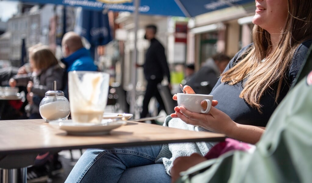 Fra i dag må caféer og restauranter i Flensborg og resten af Slesvig-Holsten også åbne for indendørsservering med maks fem personer per bord. Udendørs må der godt sidde op til ti personer ved et bord. ( Kira Kutscher)