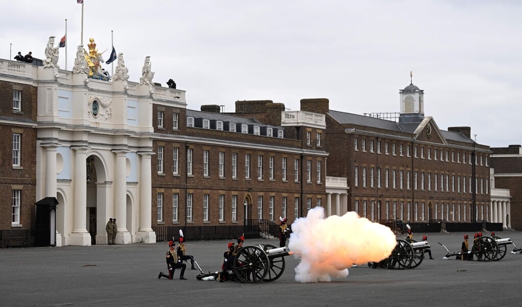 Den afdøde prins Philip blev lørdag hyldet med blandt andet kanonsalutter forskellige steder i Storbritannien - her ved Parade Ground, Woolwich Barracks i det centrale London. (Daniel Leal-Olivas/Ritzau Scanpix)