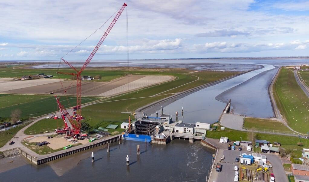 Noch bis in den Juni hinein wird das Sperrwerk in Husum von Grund auf inspiziert und instandgesetzt. Die Hafendurchfahrt ist gesperrt, die Schleusenkammer ist trockengelegt. Auch ein 750-Tonnen-Kran kommt zum Einsatz, um die tonnenschweren Tore aus ihren Verankerungen zu heben. Fotos: (Sven Geißler)
