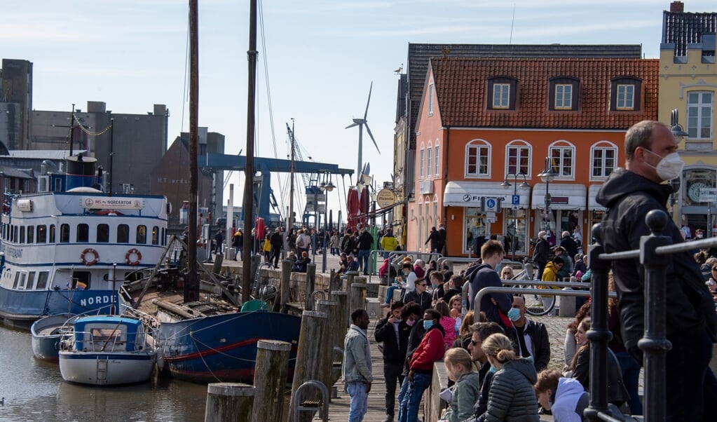 Mange var påskelørdag søgt til Husum for at shoppe og nyde vejret - og komme væk fra høje incidenstal og coronalukninger. ( Tim Riediger)