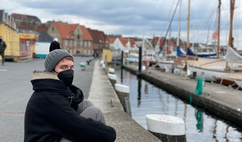Martina Bossi er studerende i Flensborg, og sidste sommer tilbragte hun meget tid med et glas vin og venner her på kajen, når vejret var godt. Fra i dag og to uger frem er det ikke længere tilladt ved havnen. ( Jade Wittenkamp)