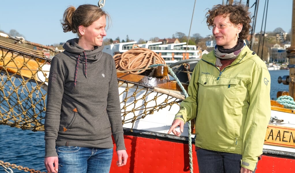 Caroline Höschle (tv.) og Lauren Grüterich har selv brugt meget tid på havet og elsker naturen. Nu vil de inddrage borgerne i forskning om mikroplast, man får mulighed for at bygge net til at fange mikroplast og være med til at sejle ud med nettene. ( Sven Geißler)