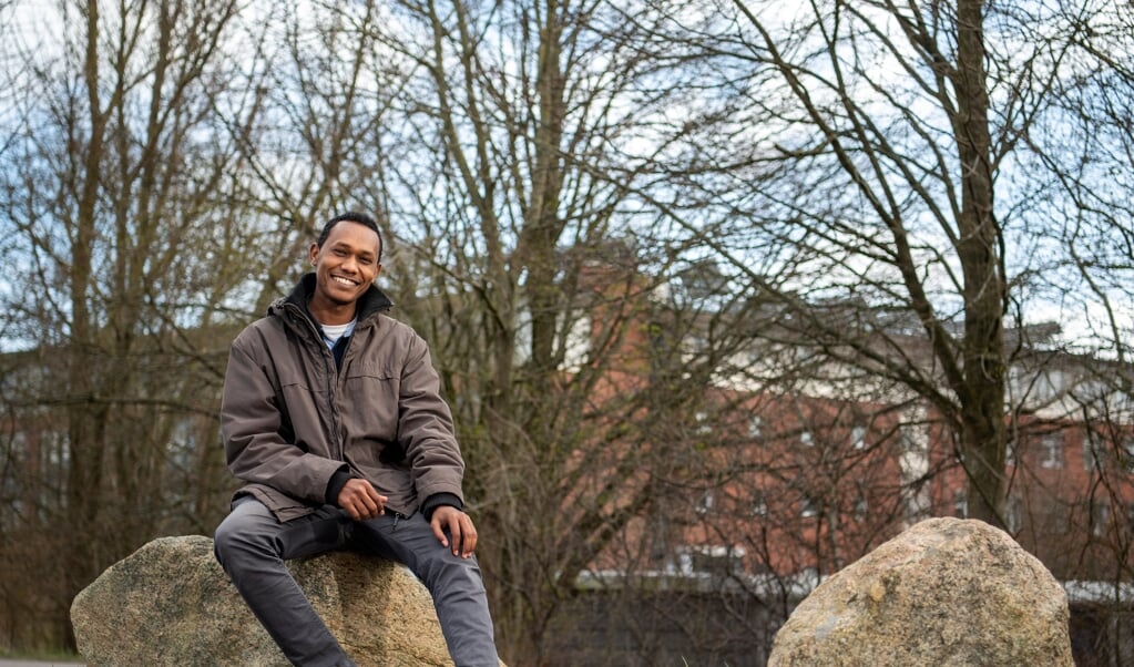 Munzer Osman studerer egentlig på Europa-Universität i Flensborg (i baggrunden), men han har ikke været inde på universitet endnu, da al undervisning foregår online. ( Kira Kutscher)