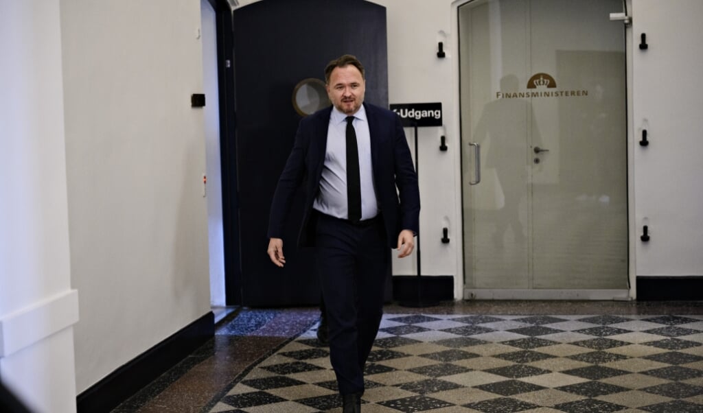 Danmarks klima-, energi- og forsyningsminister Dan Jørgensen (S) ankommer til forhandlingerne, da Danmarks finansminister Nicolai Wammen har inviteret Radikale Venstre, Socialistisk Folkeparti og Enhedslisten til forhandlinger om et delmål for udledningen af drivhusgas i 2025. (Philip Davali/Ritzau Scanpix)