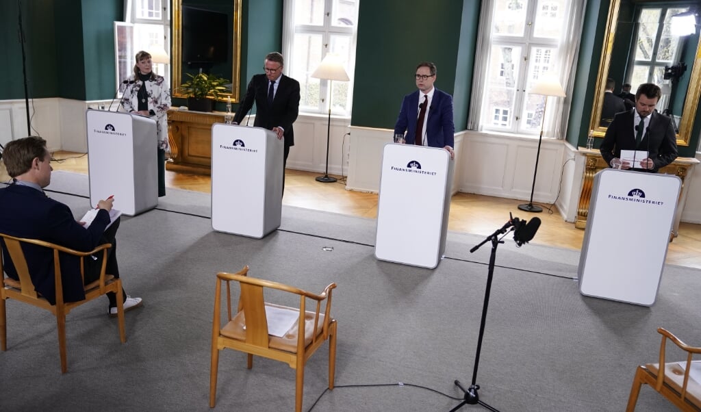 - Vi er lykkedes med at holde smittetallet nede og økonomien oppe, og derfor står Danmark et stærkere sted end landene omkring os, siger Danmarks finansminister Nicolai Wammen (S) på et pressemøde. (Liselotte Sabroe/Ritzau Scanpix)