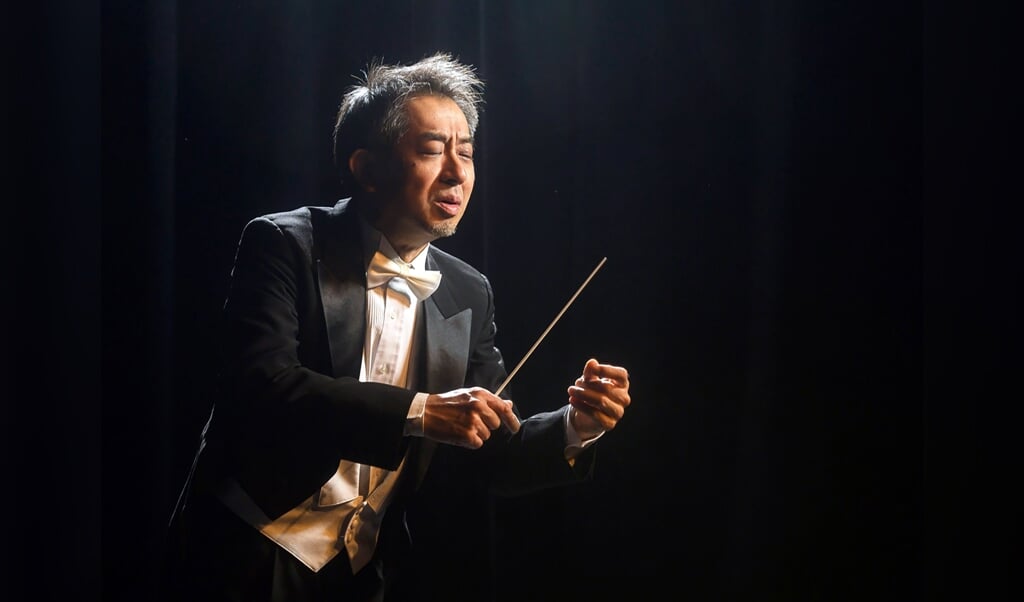 Kimbo Ishii har et livligt og tydeligt kropssprog, og udstråler energi, der giver en god kontakt til orkesteret. (Henrik Matzen)