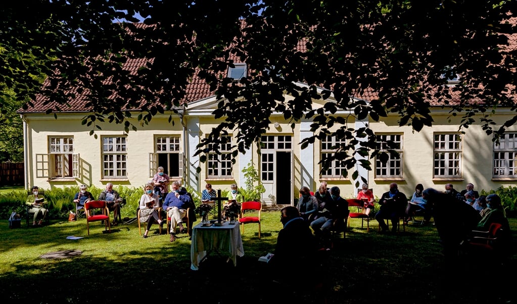 Årsmødet i Valsbøl bød på en gudstjeneste med Viggo Jacobsen i Valsbølhus' have. Jens A Christiansen holdt årsmødetalen. (Lars Salomonsen)