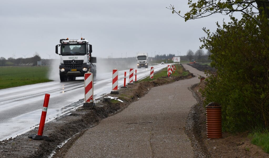Det største cykelstiprojekt i Tønder Kommune i indeværende år er etablering af en 2,2 kilometer lang dobbeltrettet sti langs Adelvadvej mellem Sølstedvej og Solvig-rundkørslen, der kan ses i baggrunden. Stien skal efter planen være klar til sommer. (Uwe Iwersen, JydskeVestkysten)