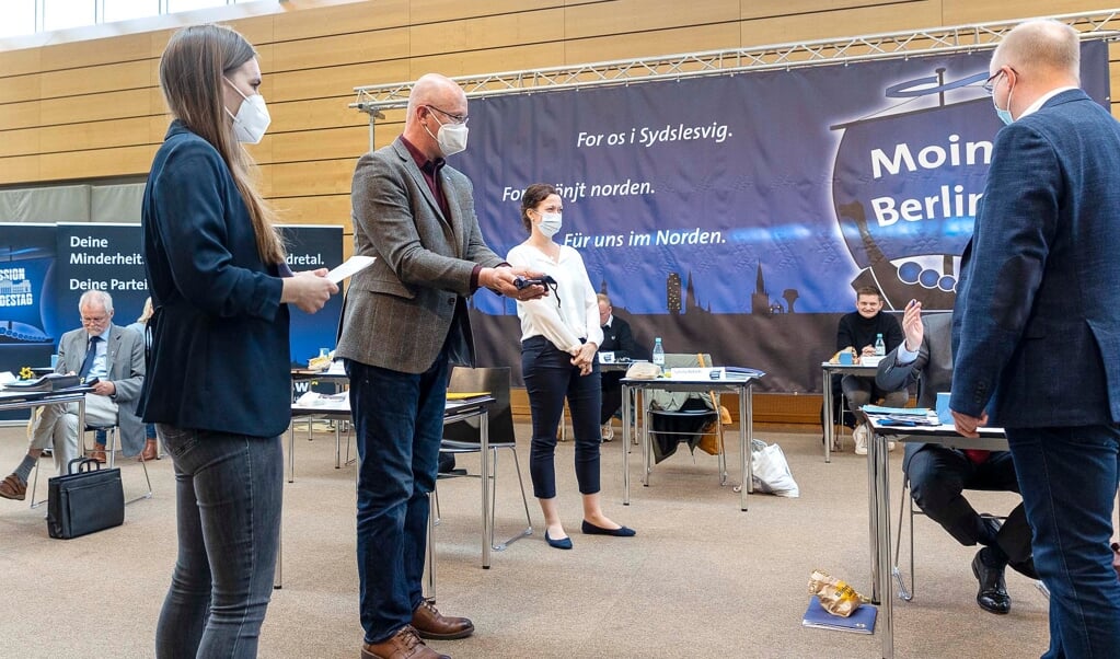 På SSWs landsmøde på A.P. Møller Skolen den 8. maj 2021 skulle det afgøres, hvem der skulle være partiets spidskandidat. Valget stod imellem Maylis Roßberg (tv.) Sybilla Nietsch (m.) og Stefan Seidler (th. med ryggen til). (Lars Salomonsen)