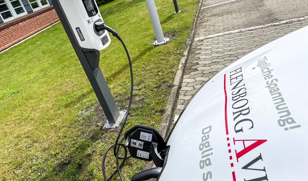 Auch Flensborg Avis bietet neben einer Ladestation für das Redaktionsfahrzeug auch einen öffentlichen Ladepunkt an. ( Hans Christian Davidsen)