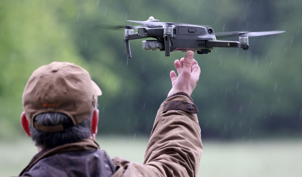 Landmænd bruger varmesøgende kameraer på droner for at finde rålam, som putter sig i græsmarkederne, der skal slås. ( dpa)