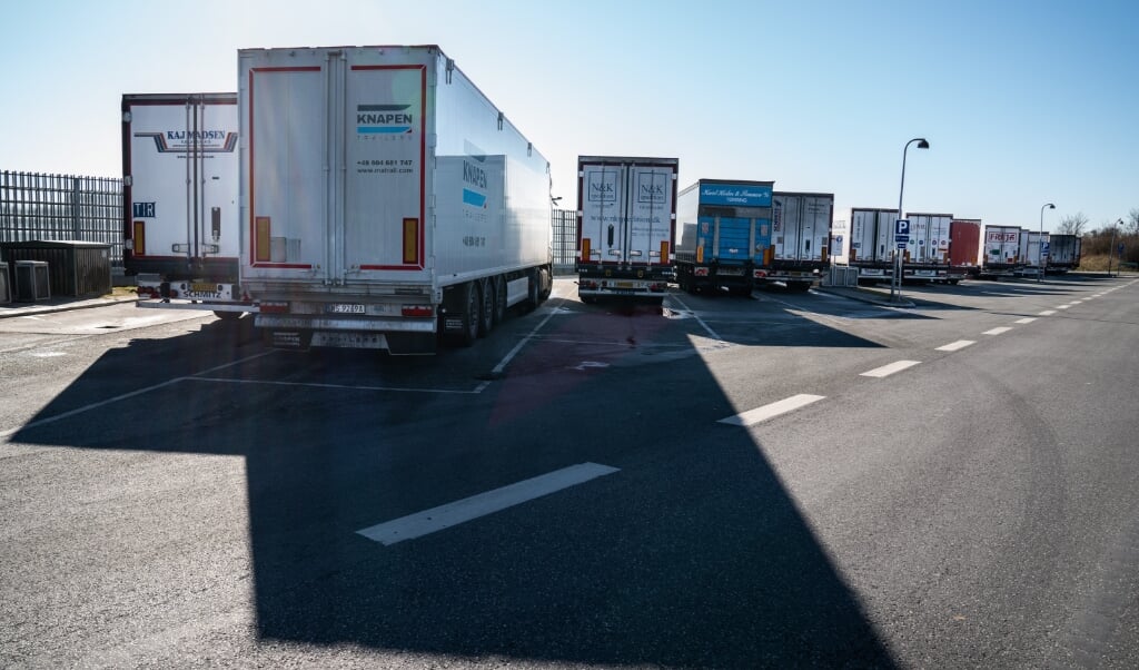 Tilbage i 2018 vurderede Vejdirektoratet, at man med en investering på omkring 180 millioner kroner kunne øge kapaciteten på 21 rastepladser langs motorvejsnettet til i alt 825 parkeringspladser til lastbiler. ( Emil Helms, Ritzau Scanpix )