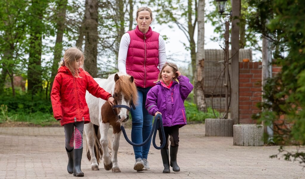 Familien Hansen fra Sporskifte; Katrien, Cecilie og Valerie med nusse-pleje-pony Susie. Katrien taler også flamsk med døtrene. ( Kira Kutscher)