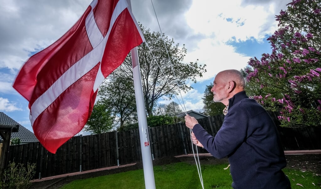 Hans Werner Clausen er blevet efter mange års venten dansk statsborger - og fik lavet sit første dannebrog. ( Sebastian Iwersen)
