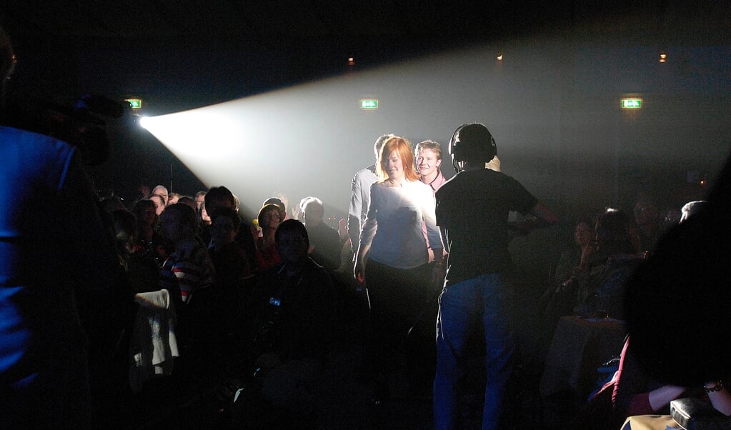 Foto fra en af de tidligere prisoverrækkelser, der blev afholdt i Tønderhallerne. Her er det bandet Phønix, der er på vej op på scenen for at modtage en Danish Music Award. (Lars Salomonsen)