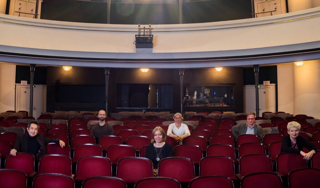 Lederteamet på Schleswig-Holsteinisches Landestheater. Fra venstre er det Kimbo Ishii (generalmusikdirektør), Emil Wedervang Bruland (balletchef), Dr. Ute Lemm (generaldirektør), Sonja Langmack (dukketeater), Martin Apelt (skuespilchef) og Kornelia Repschläger (operachef). (Tilman Koeneke)