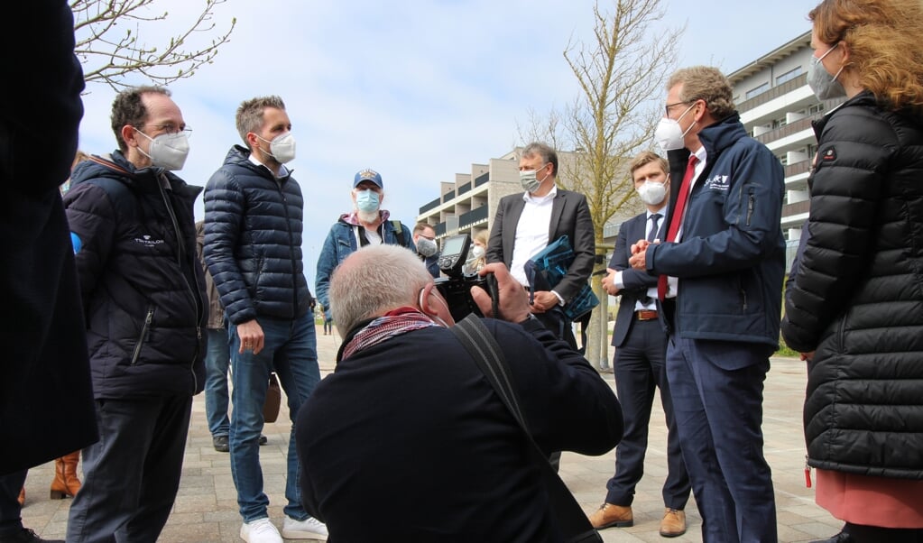 Slesvig-Holstens erhvervs- og turismeminister Bernd Buchholz (med det røde slips) lytter nysgerrigt til, hvordan Tobias Lagmöller, administrerende direktør for rederiet Adler-Schiffe, har skabt en effektiv app og en lille håndfuld af lyntest-centre i Nordfrisland med kollegaen Andre Cardell. (Cenia Bahnsen)