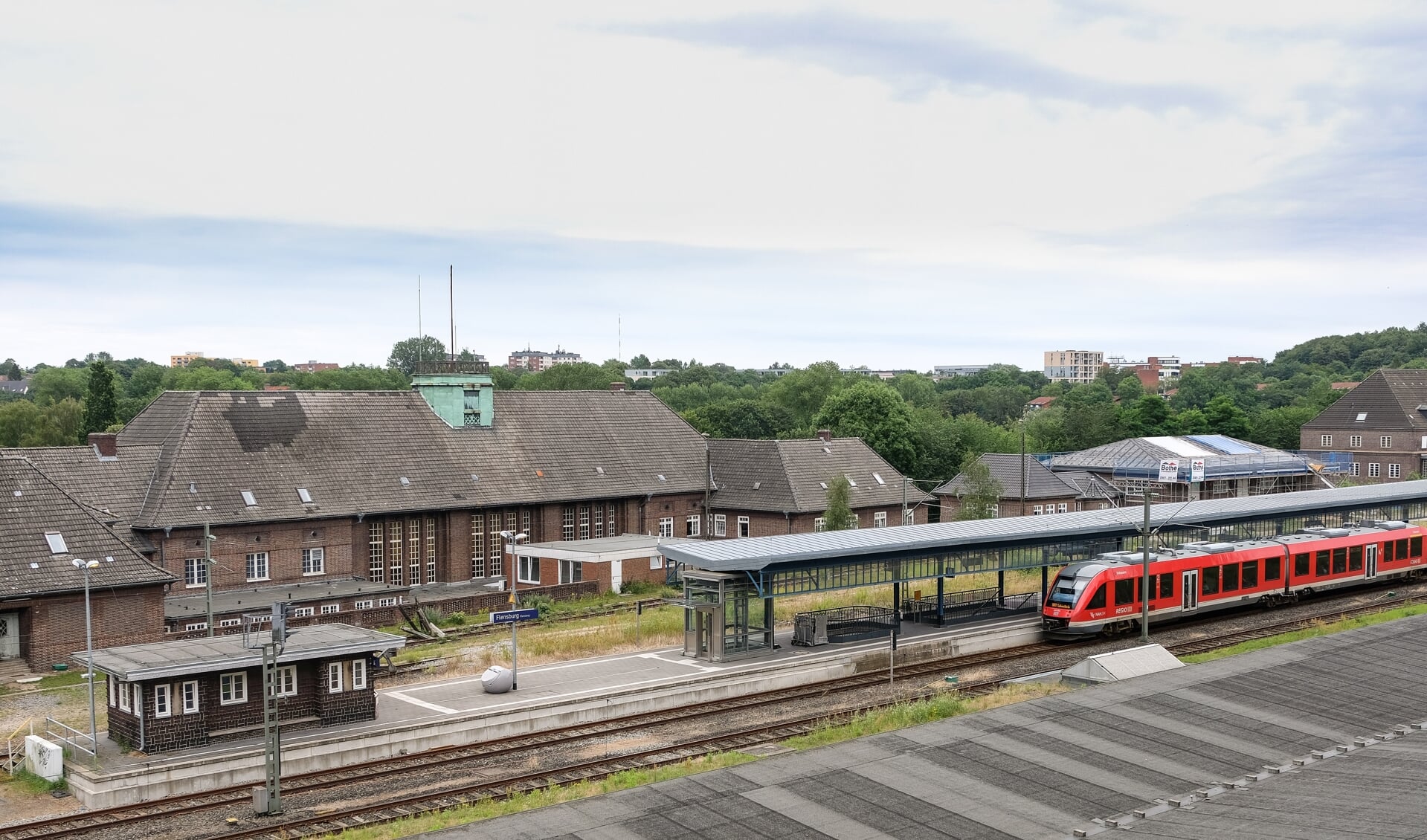 Danskeren ville tage et tog til hjemlandet, da han blev fotograferet på banegården i Flensborg.