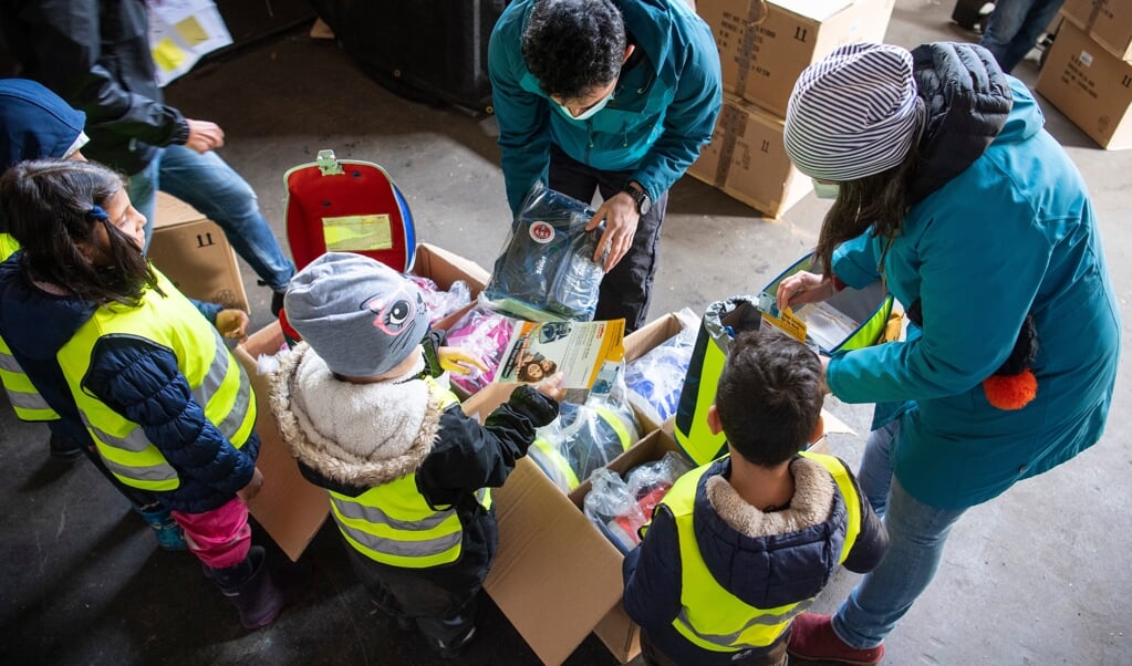 Das Deutsche Kinderhilfswerk hat 100 Schulranzen für Flensburger ABC-Schützen gespendet. Kinder vom ADS Kindergarten in der Schulgasse holten die für ihre Institution ab. ( Kira Kutscher)