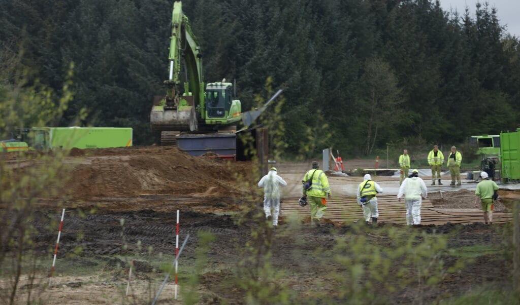 De indledende øvelser med at opgrave de omkring 13.300 ton aflivede mink er begyndt med en prøveopgravning ved Nørre Felding. (Mikkel Berg Pedersen/Ritzau Scanpix)