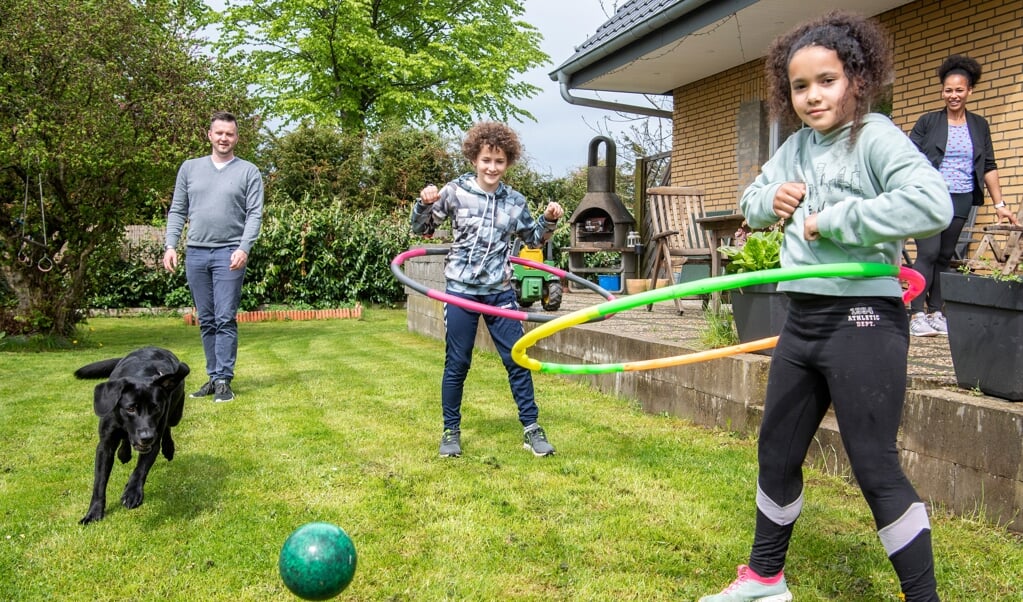 Simon Teebken er både formand og SSF i Bøglund og i byrådet for SSW. Både SSW og SSF har generelt og i årevis forsømt at gøre sig attraktive for de yngre, mener han. Her er hele familien i haven bag ved huset i Bøglund. (Kira Kutscher)